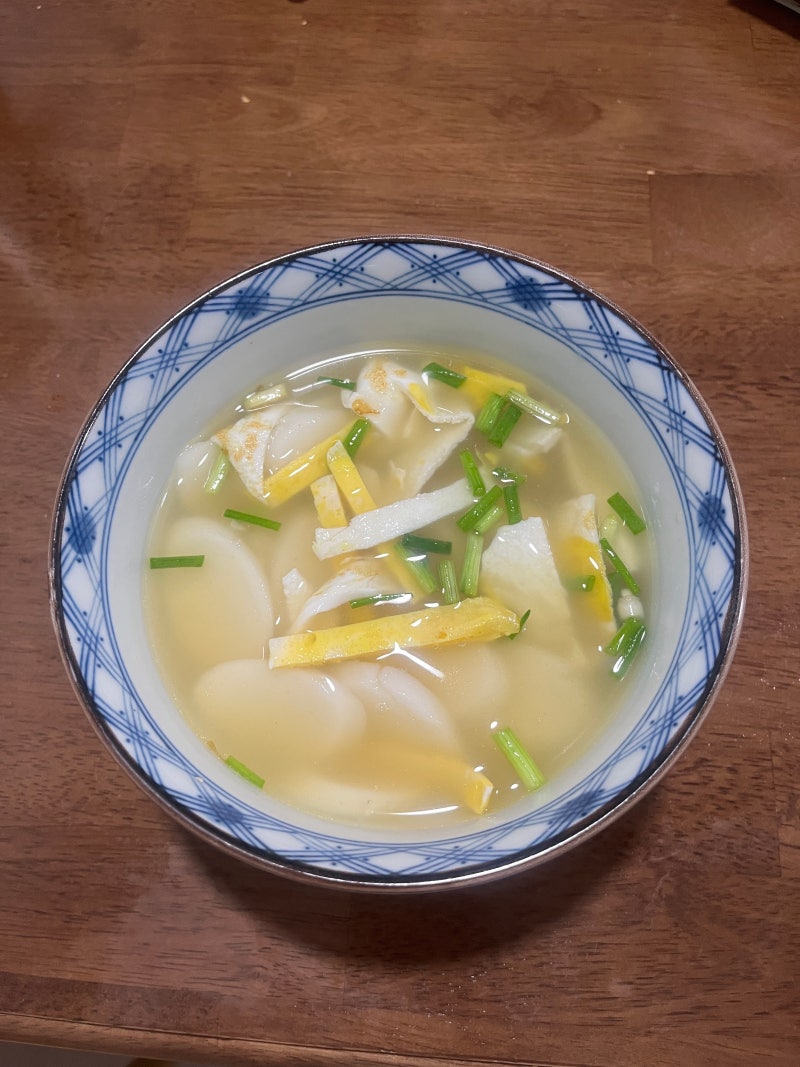 초간단 멸치육수 떡국 레시피, 속까지 뜨뜻한 든든한 한 끼
