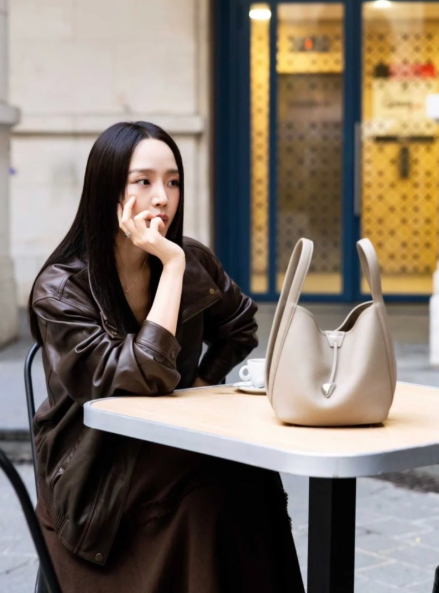 신혜선 트렌치코트가 뻔하지 않은 이유, 가방 모양부터 달랐어요