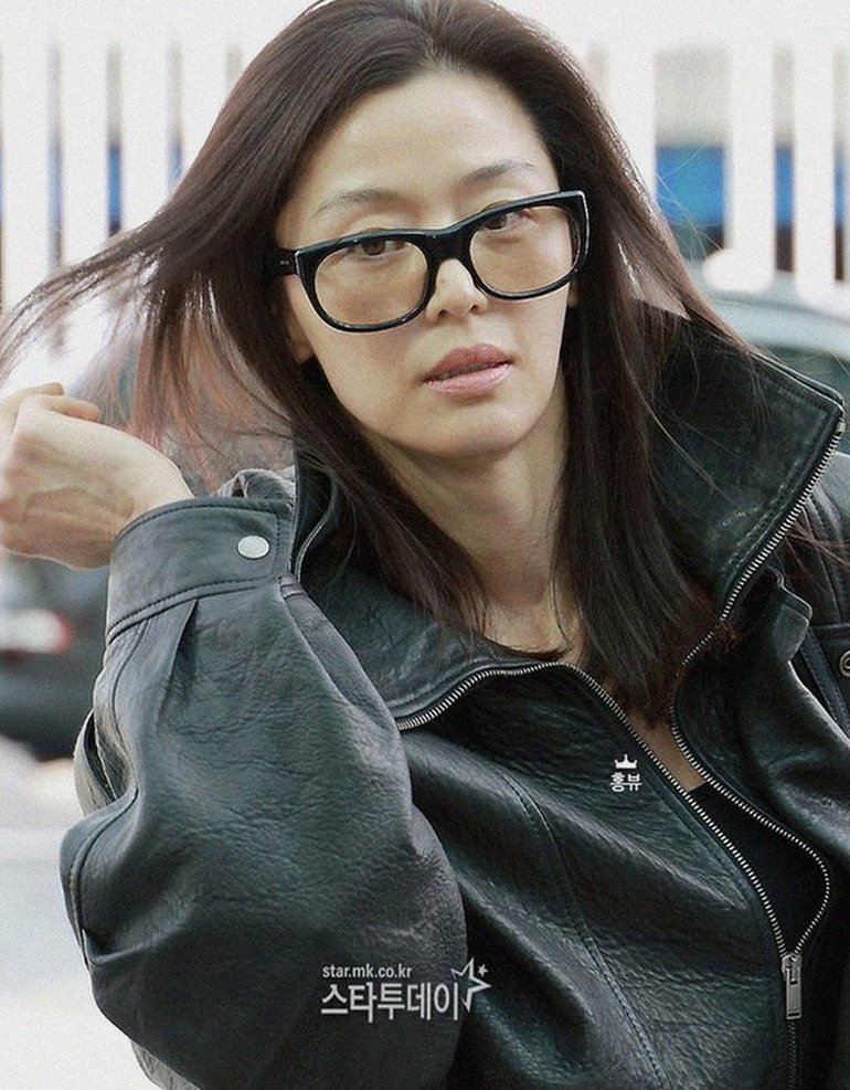 전지현의 생로랑 공항패션 엿보기: 시크한 올블랙 룩과 독보적 아우라
