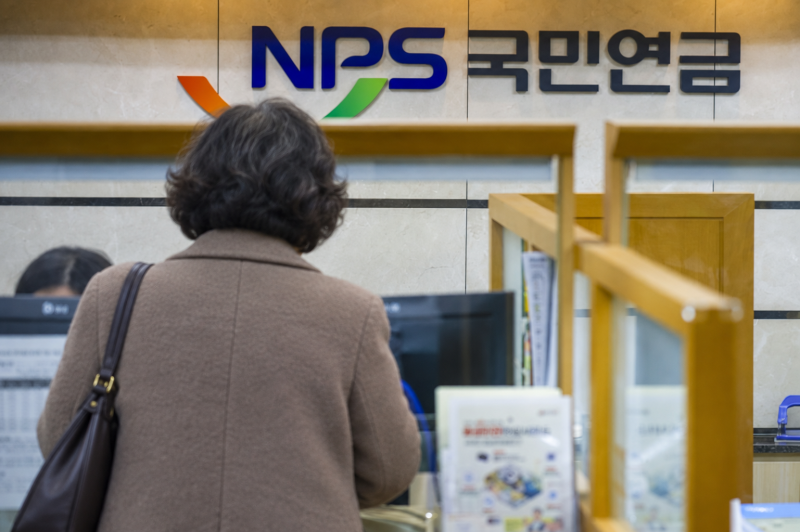 "57년생도 76년생도 헷갈리는 기초연금"… 집·예금 있어도 월 247만원 이하면 받는 이유