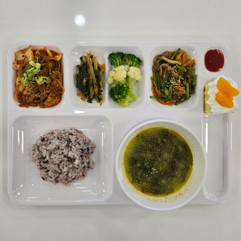 단체급식 메뉴 산업체 식단 : 브로콜리컬리플라워숙회, 김치잡채, 생크림감귤케이크