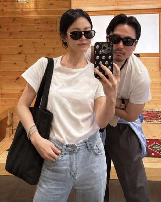"이렇게 입으니 더 예쁘네" 송혜교 청바지·니트 일상룩 모아보니