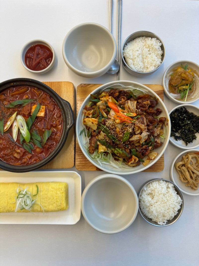대구 경대북문 맛집 두루치기 김치찌개 맛집 고니식탁 경대북문 본점