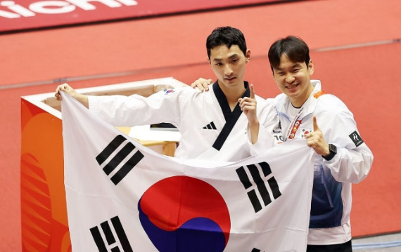 정하은 이어 윤규성까지! 한국 태권도 품새 남녀 금메달 싹쓸이
