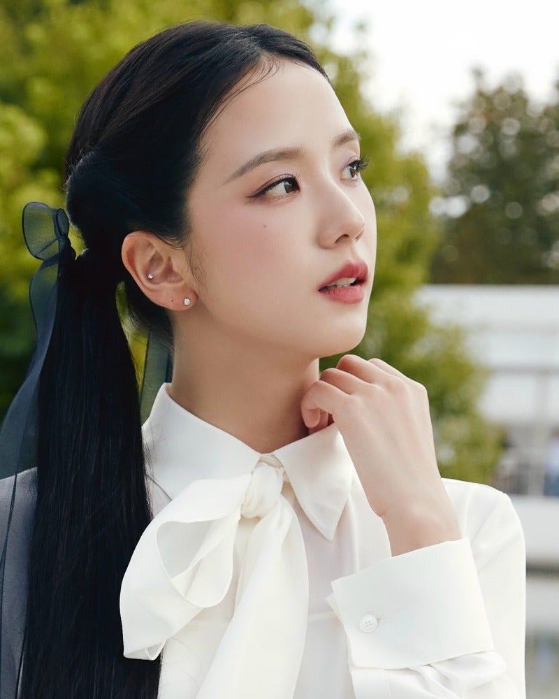 "정말 공주님이 따로 없네"…흰 블라우스에 핑크 프릴 치마, 테라스 의자에 앉은 사진 몇 장....