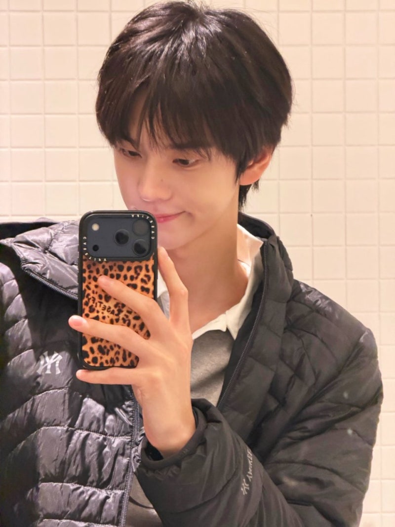 TWS Shinyu's Navy Ball Cap + Black Padded Jacket, Is This the MLB 26FW Boyfriend Look?