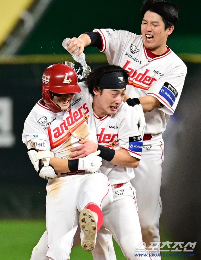 LG 3-0 리드가 9회말 뒤집혔다 SSG 정준재 끝내기 안타로 4대3 대역전