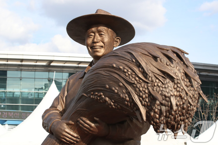 동대구역 박정희 대통령 동상 존치 결정