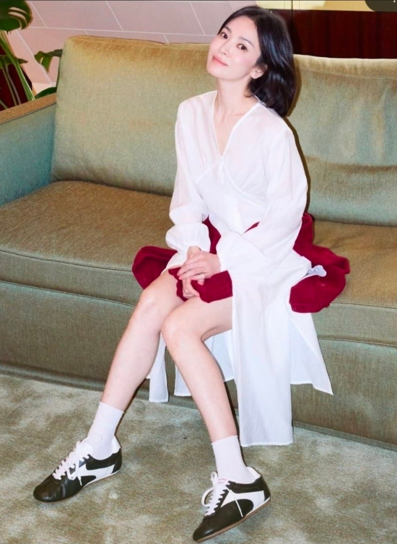 송혜교 밀라노 꾸안꾸 패션 화이트 원피스부터 16만원대 니트까지