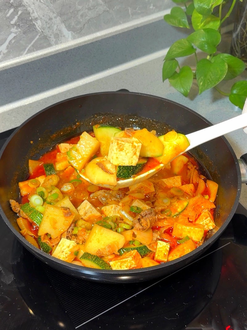 대패삼겹살 요리 추천! 15분 완성 진하고 칼칼한 감자 호박 고추장찌개 황금레시피
