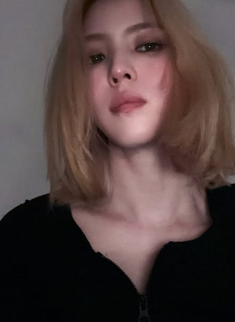 “긴 흑발 어디 갔어?” 확 달라진 한소희 금발, 알고 보니 이유 있었다