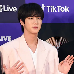그만 하세요 BTS 진·정국, 공항서 여권까지 찍는 사생에 결국 직접 제지
