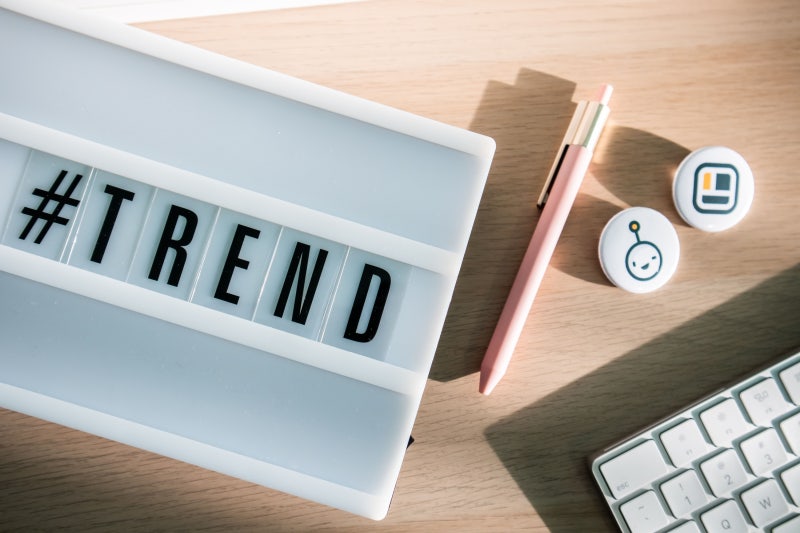 트렌드 영어로｜Be on top of trends, Keep up with the latest trends, Stay ahead of the curve 뜻과 예문