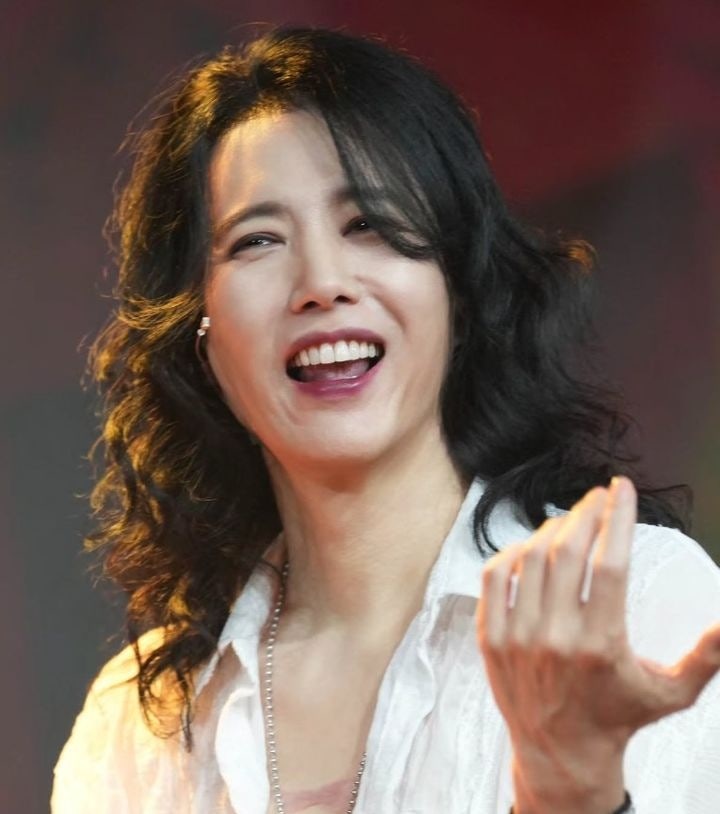 양준일, 57세 파격 패션과 짙은 화장, 셔츠 생략하고 재킷만 걸친 파격적 근황