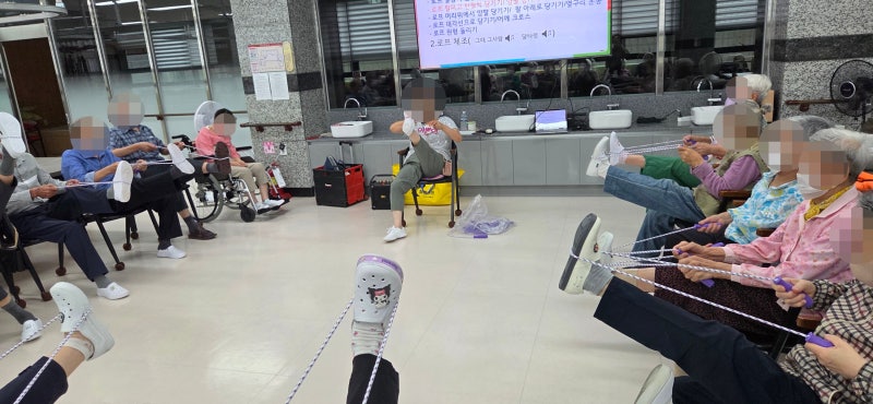 이천요양원 더누림에서 전하는 스트레칭 로프 신체 인지놀이 이야기
