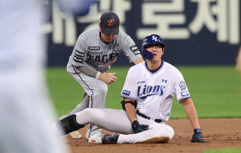 [KBO] 제발 큰 부상만 아니길…가을야구 앞두고 쓰러진 구자욱