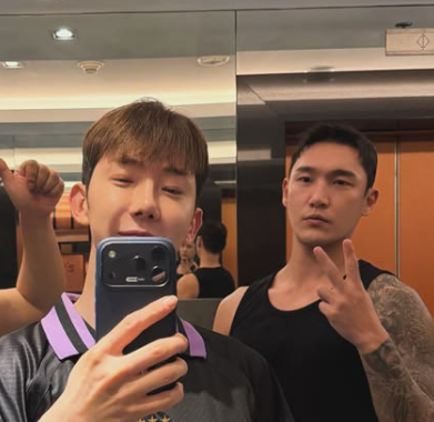 조권 태국 방콕 여행 중 포착된 남성은 누구? '스탠바이미' 구용규와 뜻밖의 친분