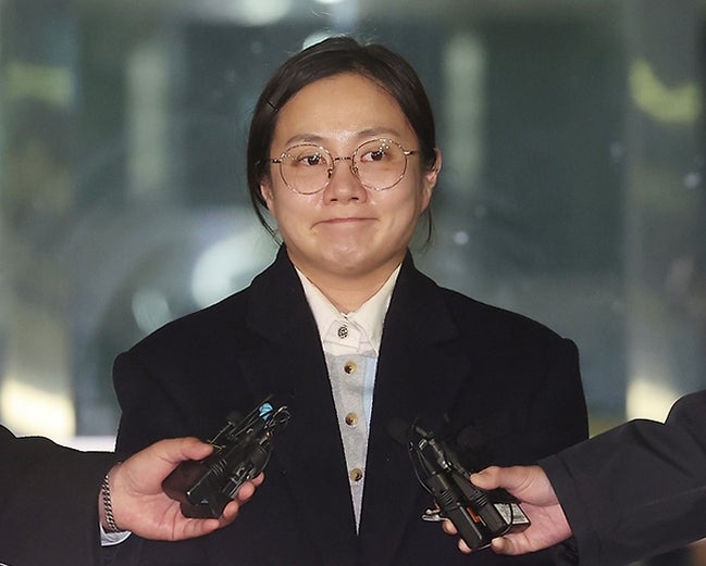 박나래 전 매니저 첫 재판, 혐의 부인한 뒤 법정 밖 모습에 시선
