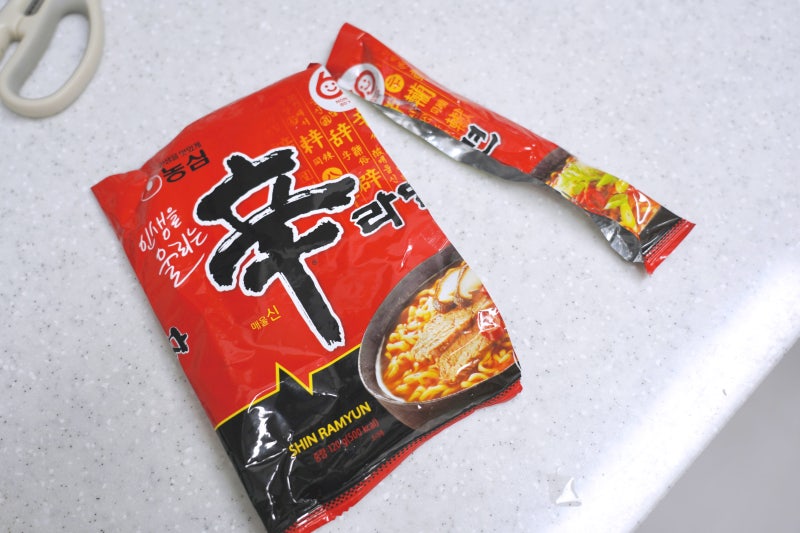 라면 2개 물양 맞추기 계량컵 없이 봉지 접힌 선 활용하는 법