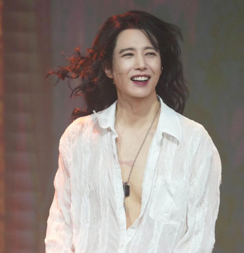 양준일 57세 파격 패션 화제 짙은 화장과 맨살 재킷 근황