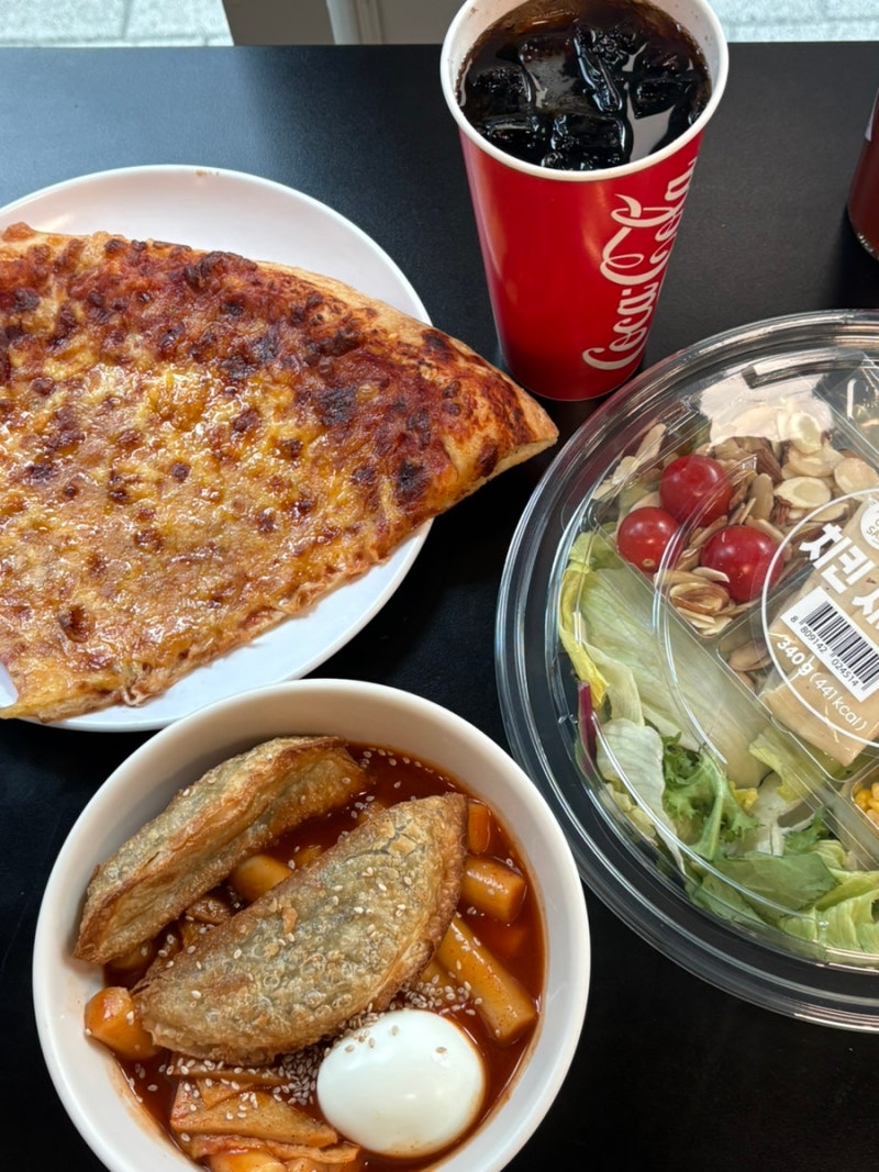 [트레이더스 월계] 푸드코트 식사후기 시저샐러드 치즈피자 떡볶이