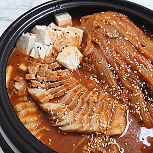 주말저녁메뉴추천 소주안주로 으뜸인 통삼겹살 김치찜 요리 레시피 묵은지를 넣어 더욱 맛....