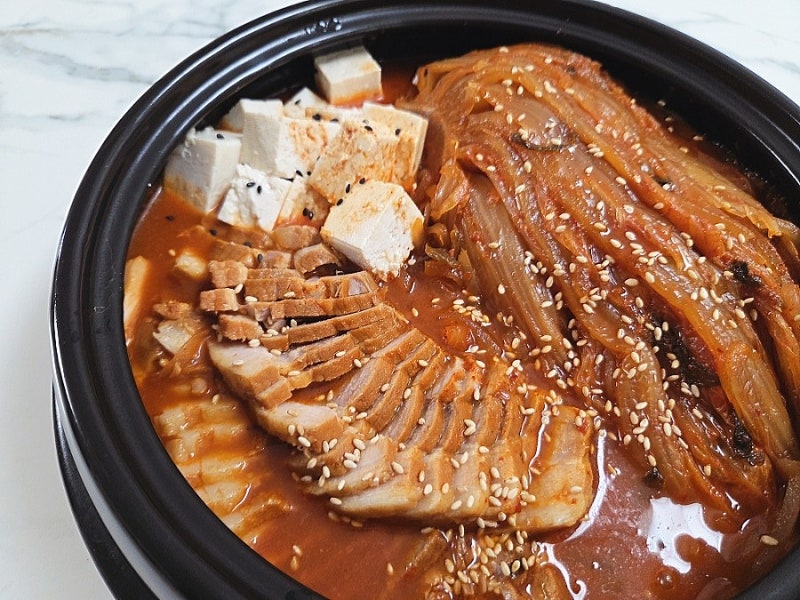 주말저녁메뉴추천 소주안주로 으뜸인 통삼겹살 김치찜 요리 레시피 묵은지를 넣어 더욱 맛....