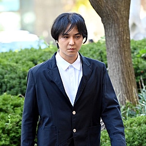 송민호 병역법 위반 1심 선고…징역 1년 집행유예 2년, 102일 무단결근 혐의