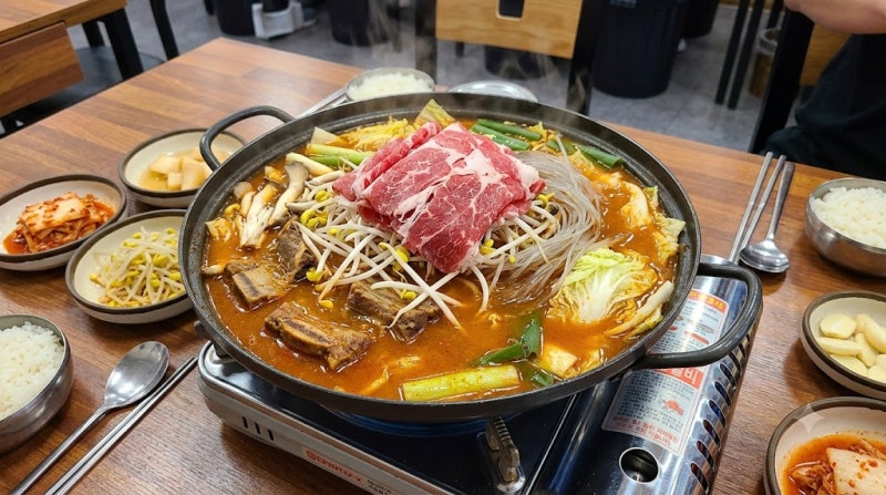 국물과 갈비의 환상적인 만남, '물갈비' 완벽 가이드: 유래부터 가격, 전국 맛집 & 집에서 만....