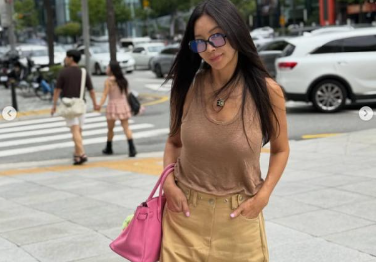 "20대 딸 옷 빌려 입었나?" 황신혜 사복에 시선 쏠린 이유