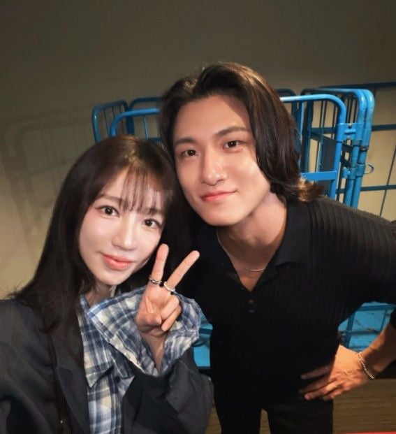 윤은혜가 "101분이 언제 지나갔는지 모를 정도"라며 셀카로 인증한 영화의 정체