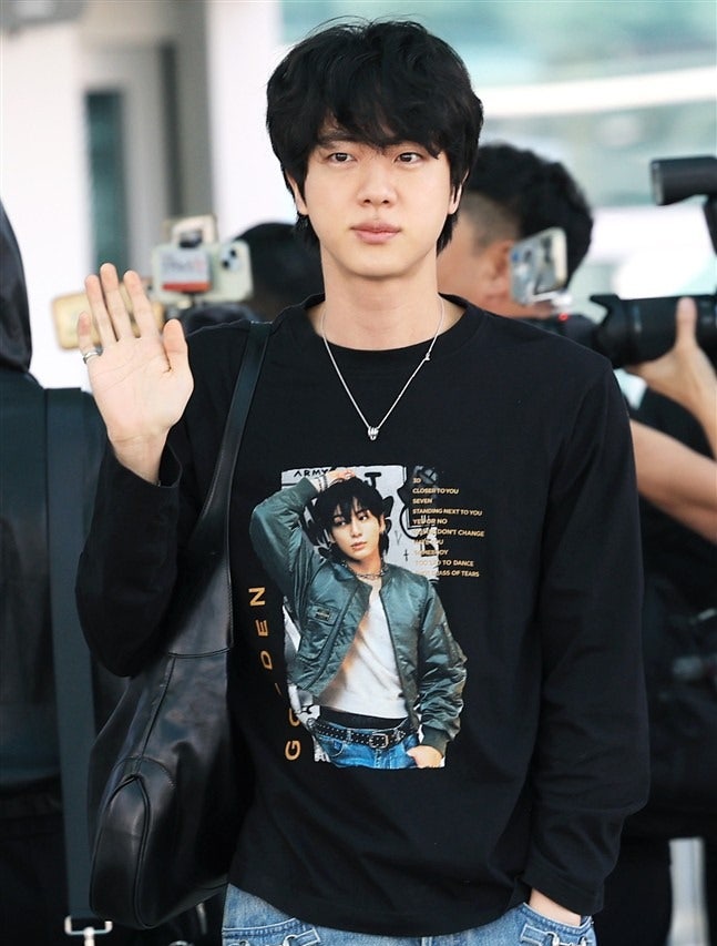 BTS 진 공항패션 티셔츠 속 얼굴.. 보자마자 90도 인사한 멤버 정체