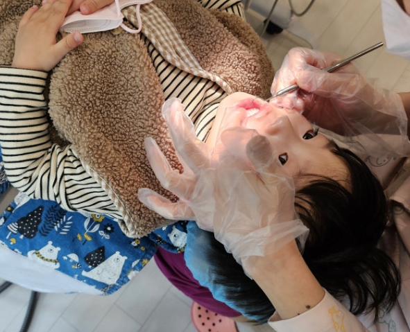 유아 아기 치아 우식증 흰 반점이 신호일까? 예방과 치료