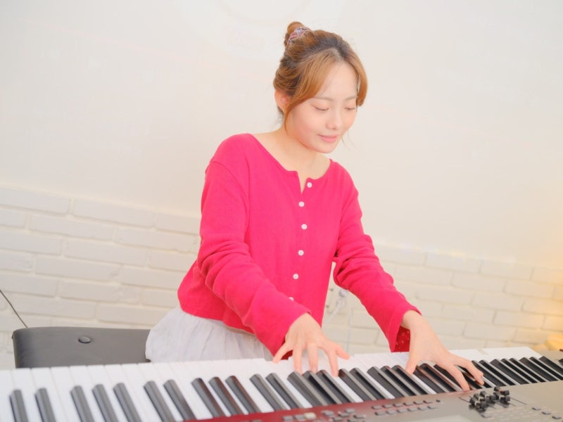 오늘은뮤직 안양점 피아노 레슨실, 건반 앞에서 연습하는 취미 피아노 수강생
