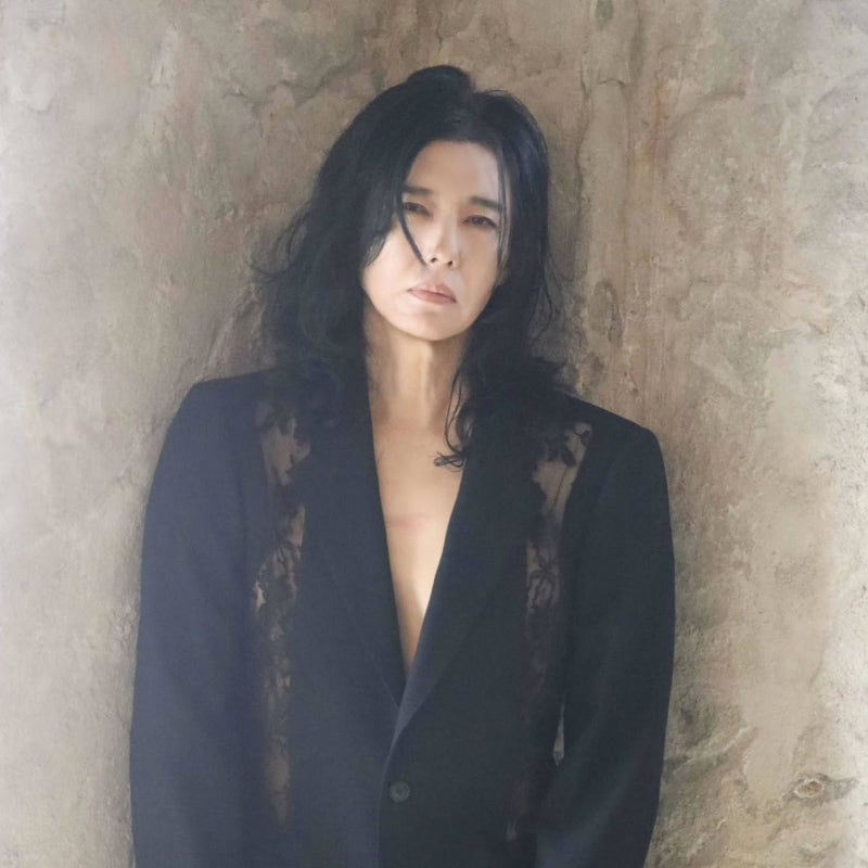 양준일 57세 파격 시스루 근황, 안에 아무것도 안 입었다고? 맨살에 레이스 재킷 깜짝