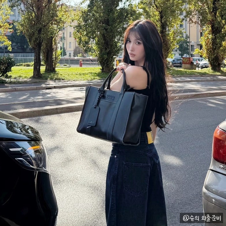 트와이스 모모 가방, 명품인 줄 알았는데 70만 원이라고?
