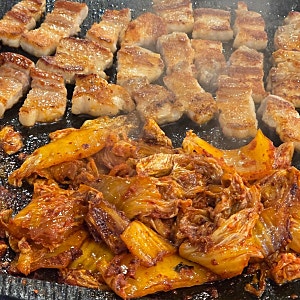 [합정역 맛집] '마부자생삼겹살 합정점' 솔직 후기 (구워주는 고기 & 고기 든 볶음밥)