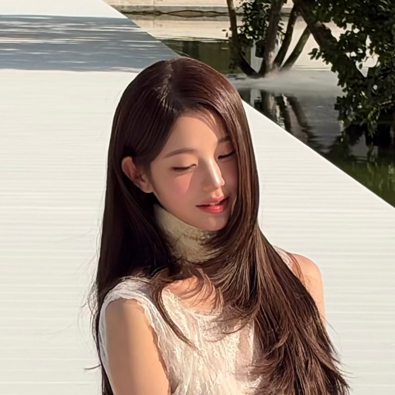 6년 차 디올 선배 옆에 앉더니… 파티룩 벗고 청바지로 온 22세 걸그룹