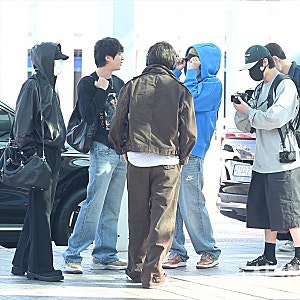 BTS 진·뷔·지민·정국 출국…진이 입은 ‘정국 티셔츠’에 눈길