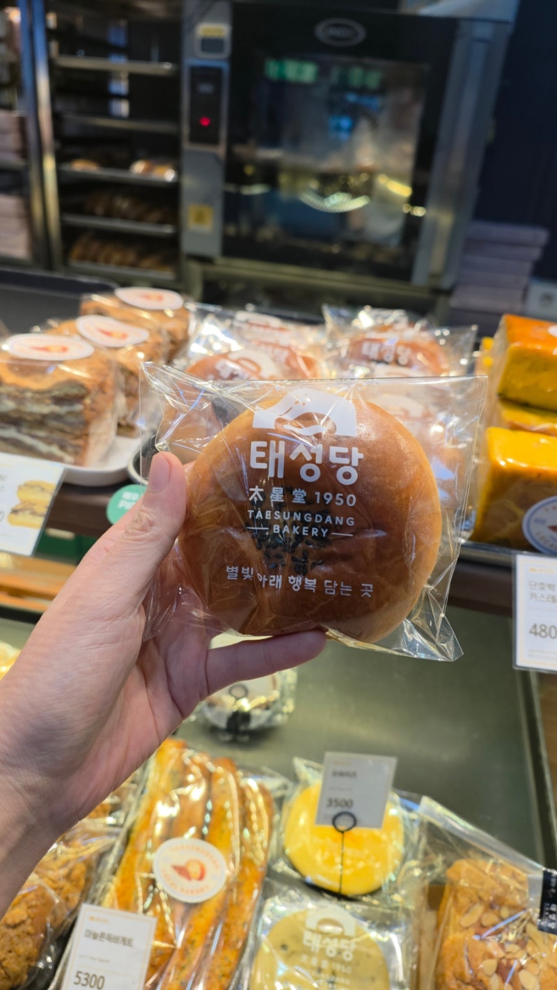 Busan Station Bakery Taesungdang: Matcha Cream Red Bean Bread I Ate with My Fiancé Right After Getting Off the KTX