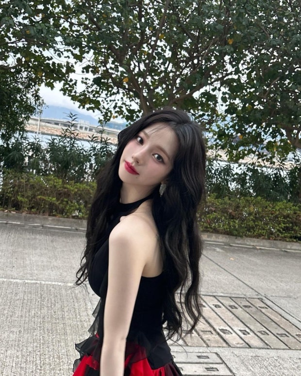 카리나 비키니 사진, 바하마 해변에서 품에 안고 있던 것이 더 눈에 띕니다