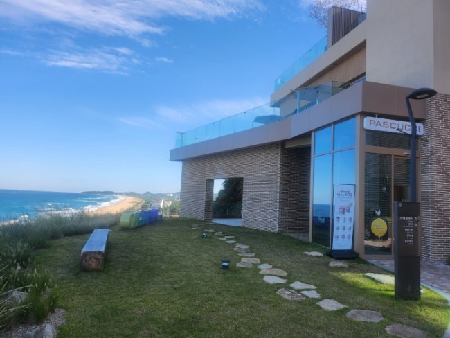 [襄陽咖啡廳] 「這裡才是真正的美景餐廳」Pascucci 襄陽懸崖海灘店，為何非去不可？（落地窗海景...）