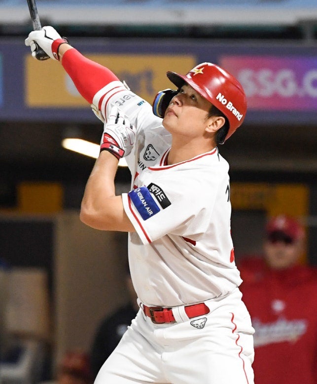 [KBO] 마침내 300홈런 쾅! 김재환, SSG 빨간 유니폼 입고 KBO 역대 18번째 금자탑 세웠다
