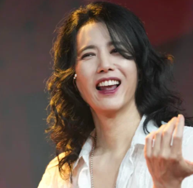 57세 양준일 근황 봤더니… 맨살 위 파격 시스루 재킷에 장발까지, 다들 나이를 의심했다