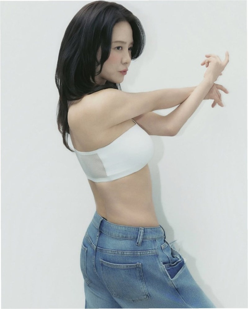 송지효, CEO로서 속옷 모델 데뷔! 자연스러운 모습에 '화제' vs '보정' 논란