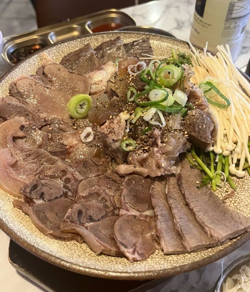 우슴 강남논현점 | 신논현 야장에서 즐기는 수육·스지 전골과 바삭한 김치전
