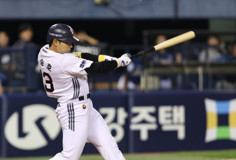두산 강승호가 끝냈다…포스트시즌 확정, SSG는 9회 0-3 뒤집기