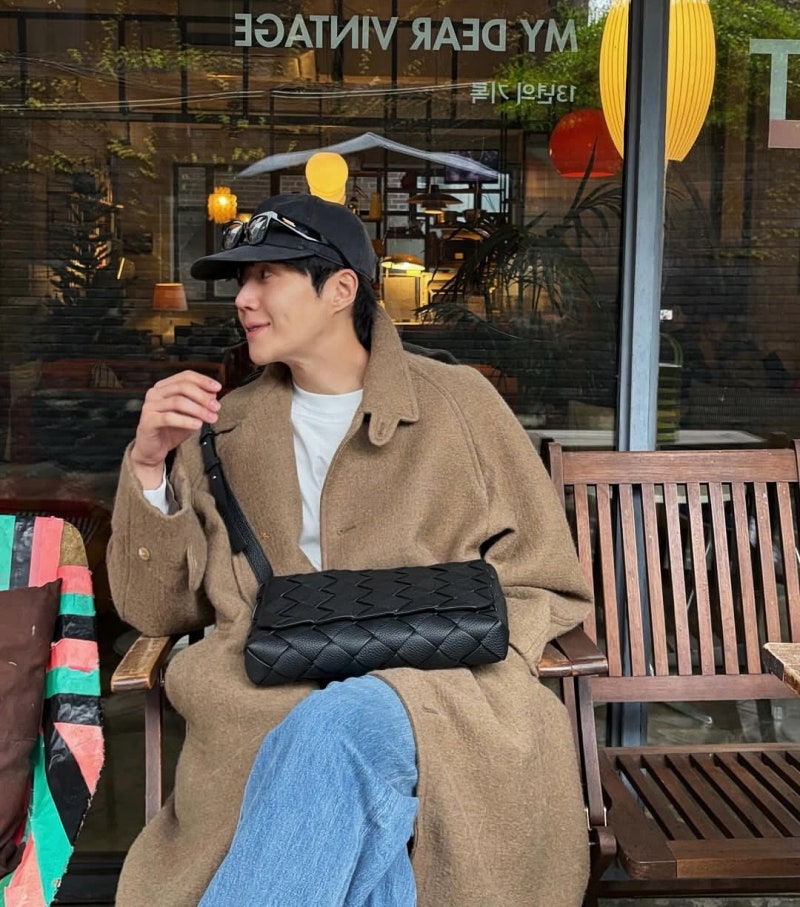 비 오는 날 코트 코디의 정석! 김선호 인스타 사복 보테가 베네타 가방