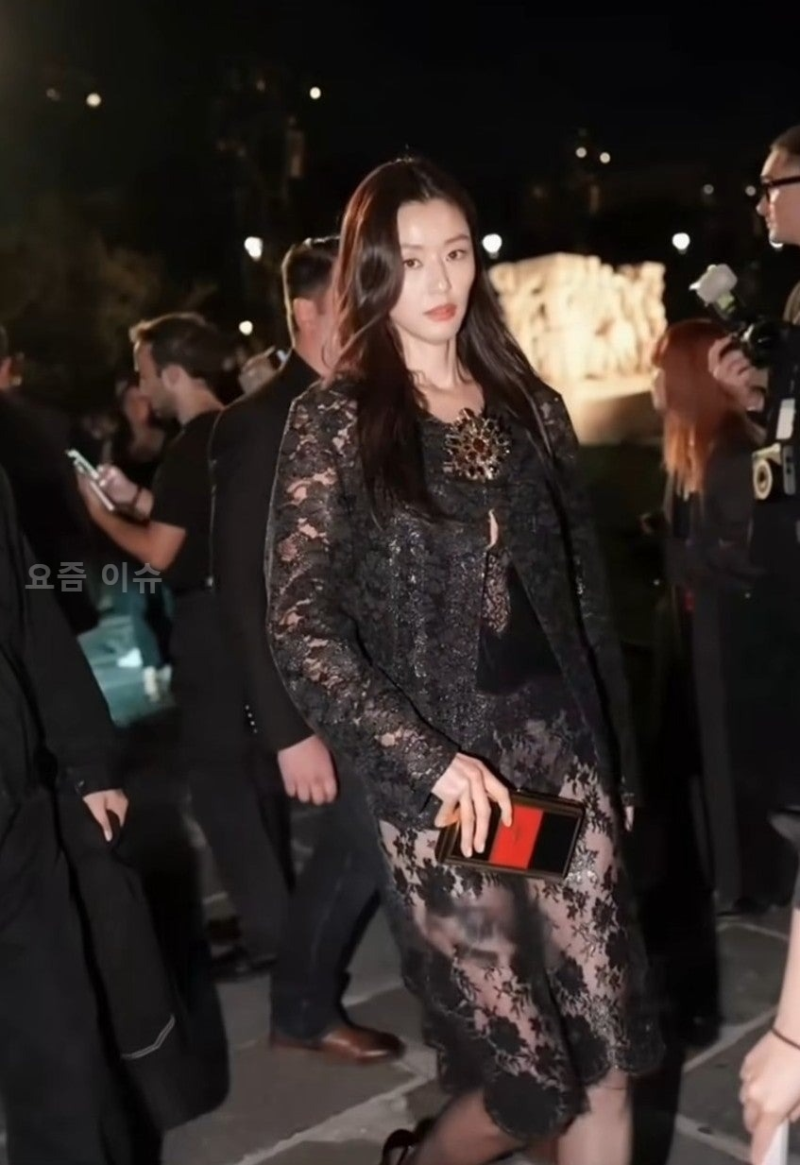 시스루인데 우아해.. 파리 홀린 전지현 생로랑 룩