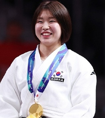 "일본에서 애국가를 따라 부르고 할머니께 금메달을 안긴..." 유도 허미미 씨, 나고야 첫 금메....